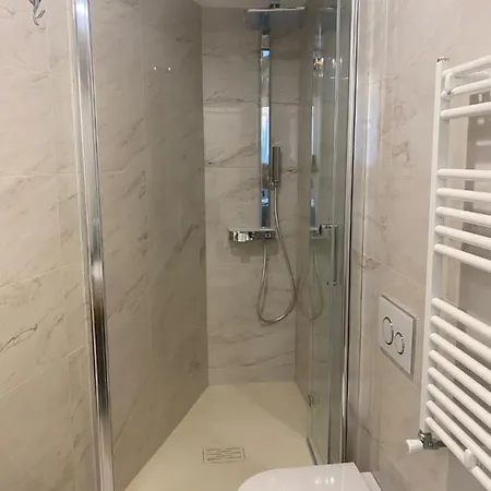 Leonard Vatican House Roma